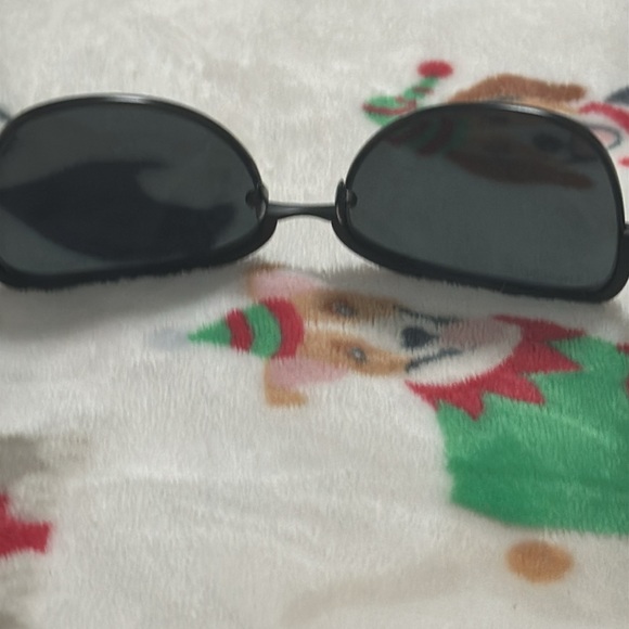 🎄🎄Low Start🎄🎄Chanel sunglasses gently used with pouch, glass case and Sonny’s - Picture 17 of 17
